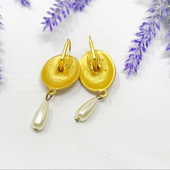 Vintage Venue Stunning Matte Gold Tone Tear Drop Pearl Clip On Earrings - Picture 3 of 4